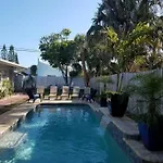 Hawaiian Cottage - Heated Pool Walk To The Beach