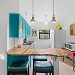 Uptown Cottage - Walk To The Beach And Restaurants