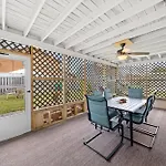 Uptown Cottage - Walk To The Beach And Restaurants