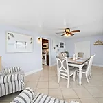 Downtown Cottage - Walk To The Beach & Restaurants