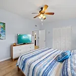 Downtown Cottage - Walk To The Beach & Restaurants