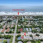Spacious Townhome 5 Mins Walk To Beach