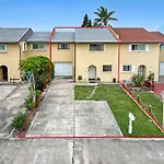 Spacious Townhome 5 Mins Walk To Beach