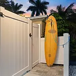 The Shark Tank Cocoa Beach - Coastal Modern, Downtown, 5-Min Walk To Beach, Shops & Bars