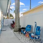 The Shark Tank Cocoa Beach - Coastal Modern, Downtown, 5-Min Walk To Beach, Shops & Bars