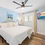 The Shark Tank Cocoa Beach - Coastal Modern, Downtown, 5-Min Walk To Beach, Shops & Bars
