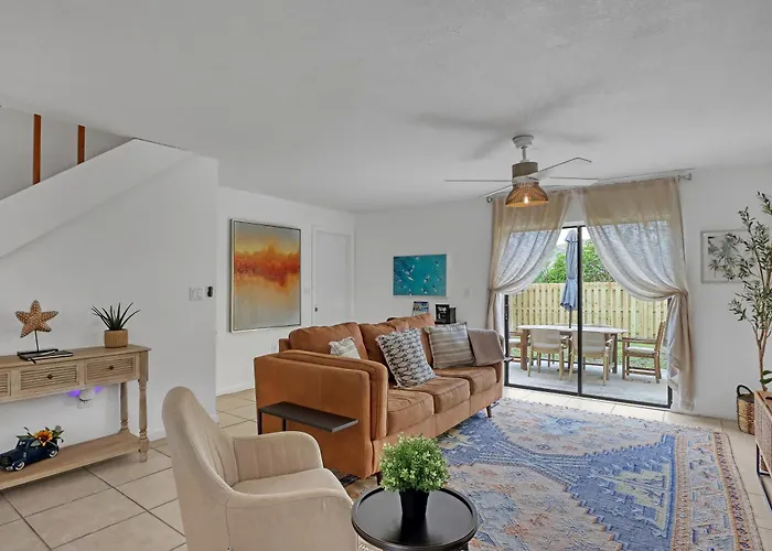 Spacious Townhome 5 Mins Walk To Beach