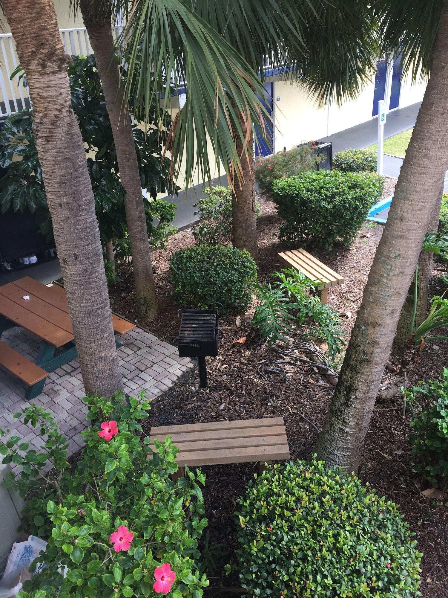 Motel Days By Wyndham Cocoa Port Canaveral