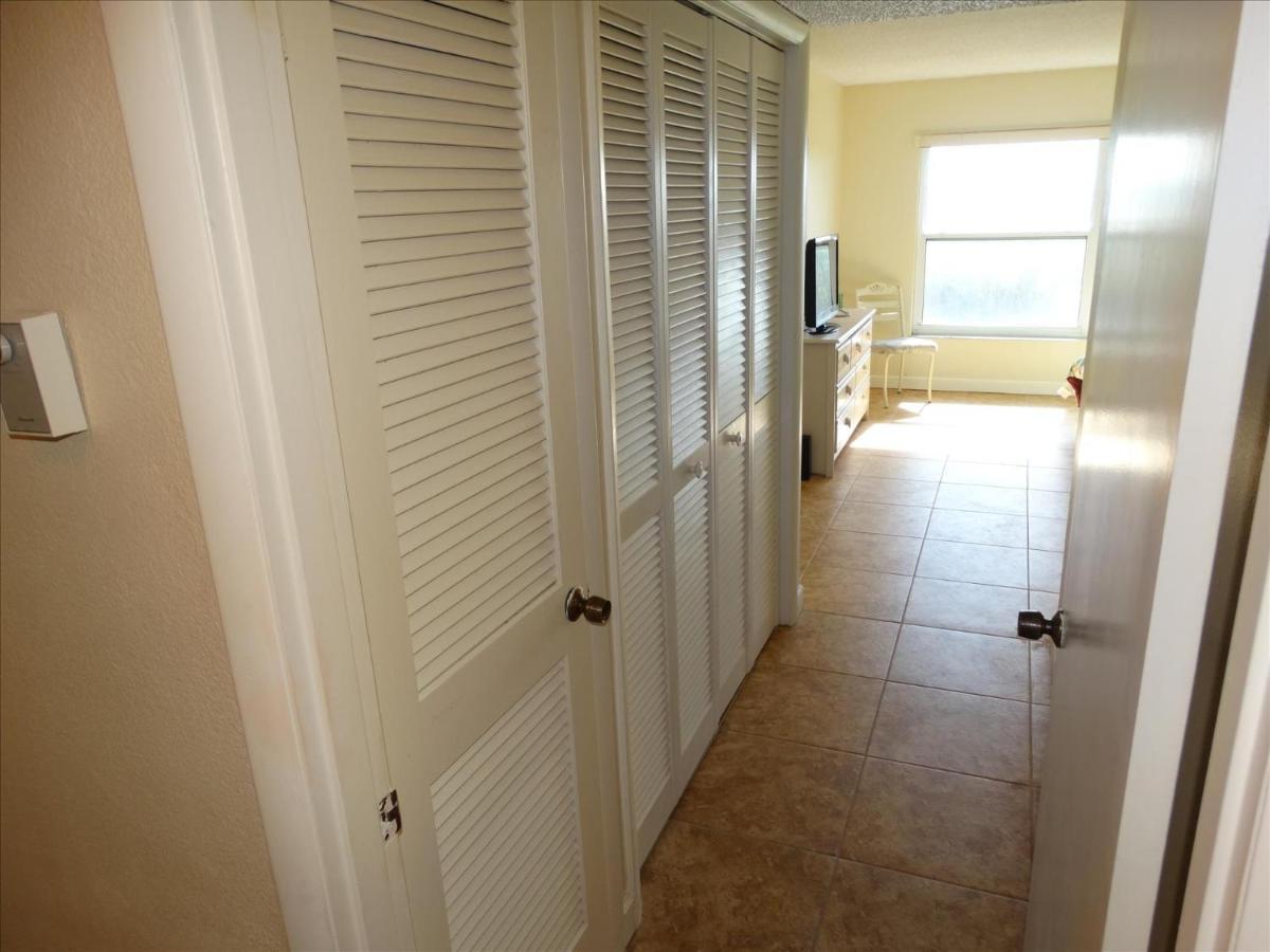 Spanish Main Unit 1- Direct Oceanfront Condo! Holiday home *