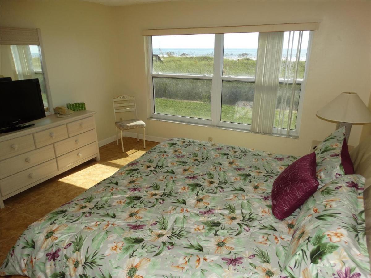 Spanish Main Unit 1- Direct Oceanfront Condo! Holiday home Cocoa Beach
