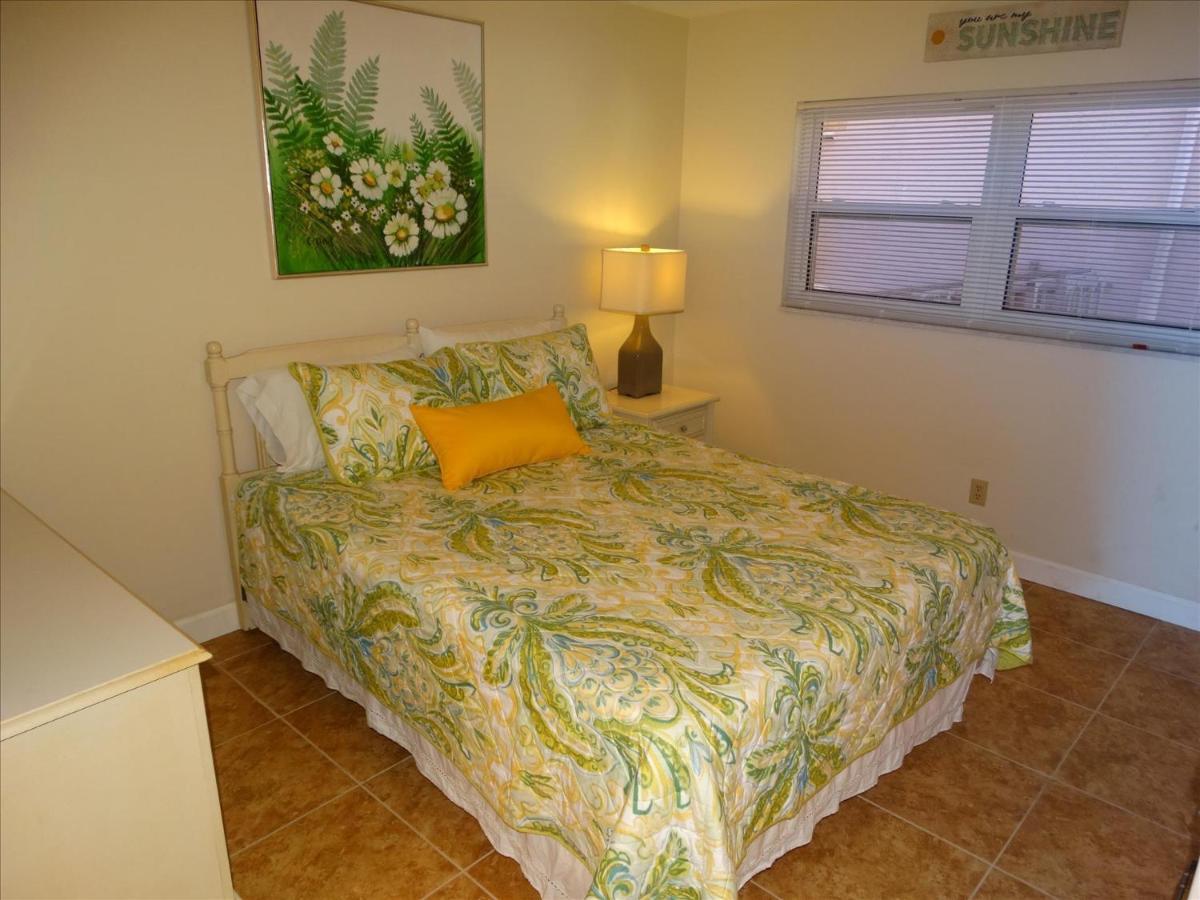 Spanish Main Unit 1- Direct Oceanfront Condo! Holiday home *
