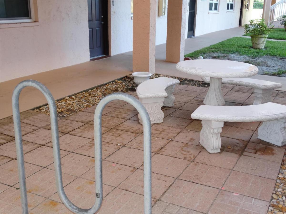 Spanish Main Unit 1- Direct Oceanfront Condo! Holiday home *