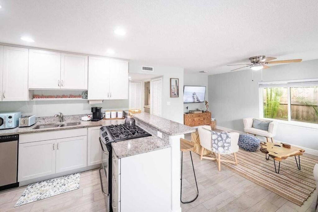 House W/putting Green/game Rm/rooftop Deck Holiday home Cocoa Beach