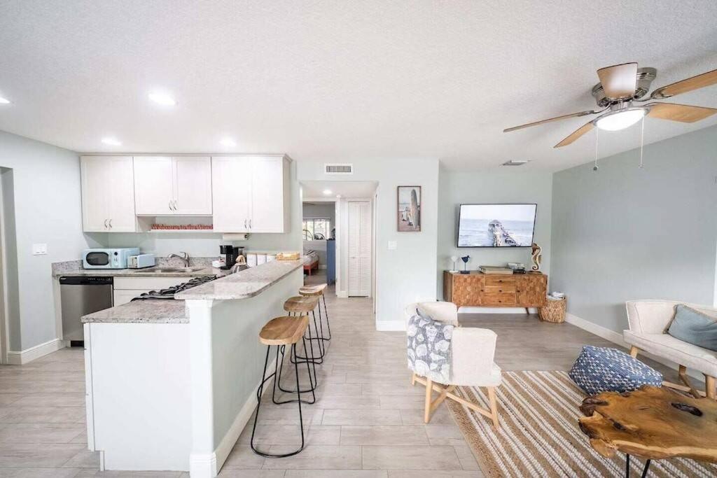 Holiday home House W/putting Green/game Rm/rooftop Deck *