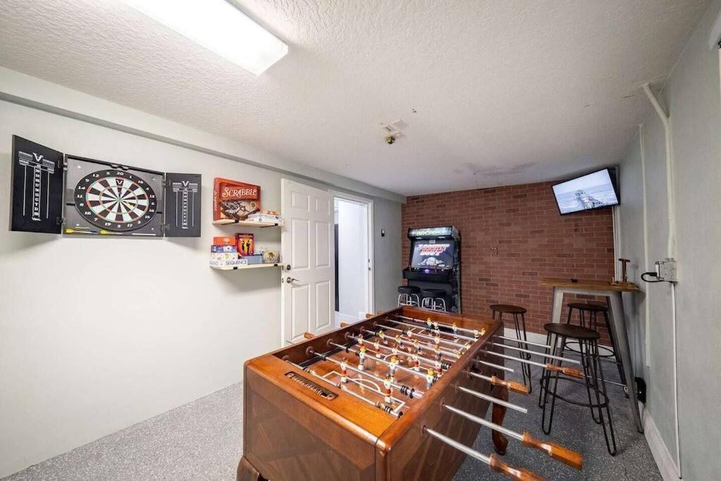 House W/putting Green/game Rm/rooftop Deck