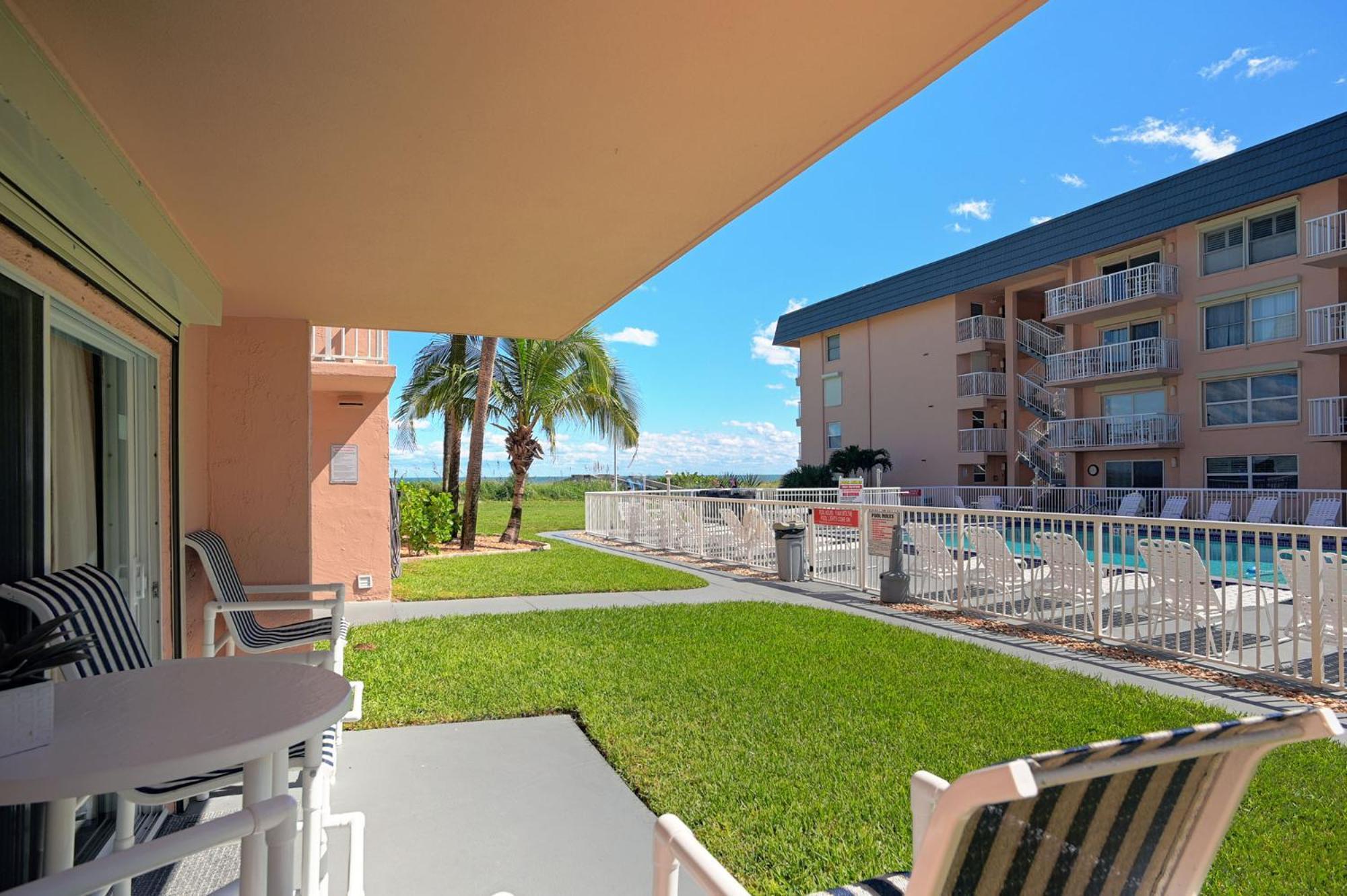Fully Updated, Ground Floor, Poolside With Great Ocean View - Unit 49! Apartment *