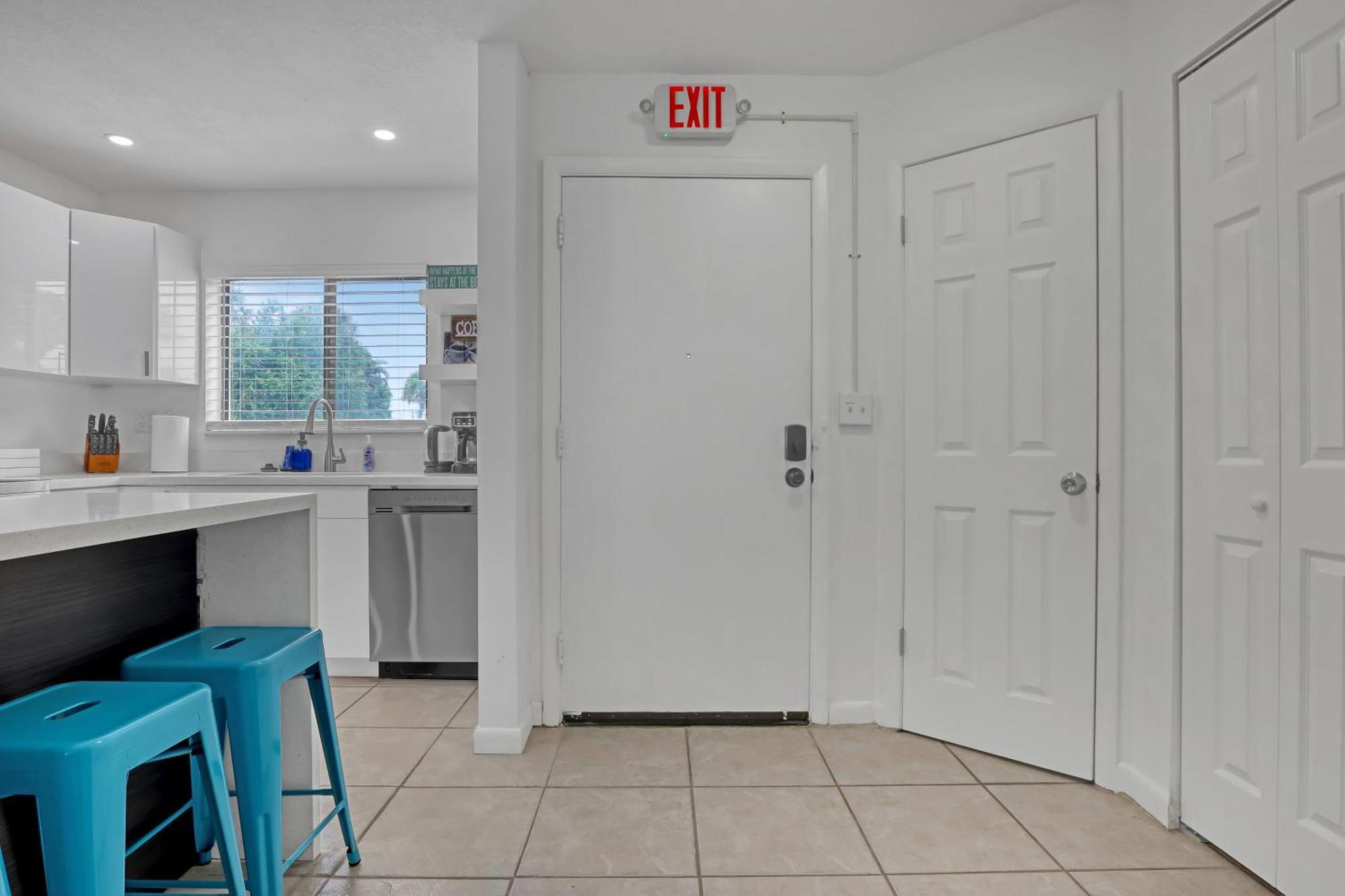 Spacious Townhome 5 Mins Walk To Holiday home