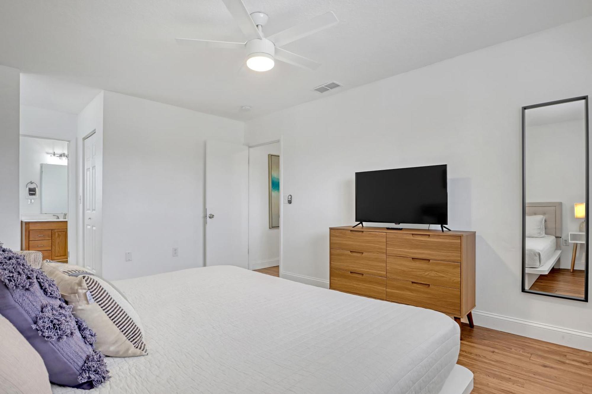 Spacious Townhome 5 Mins Walk To *