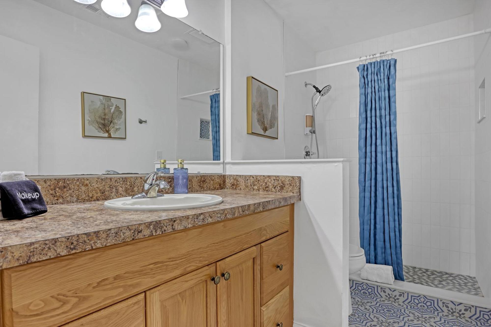Spacious Townhome 5 Mins Walk To Holiday home *