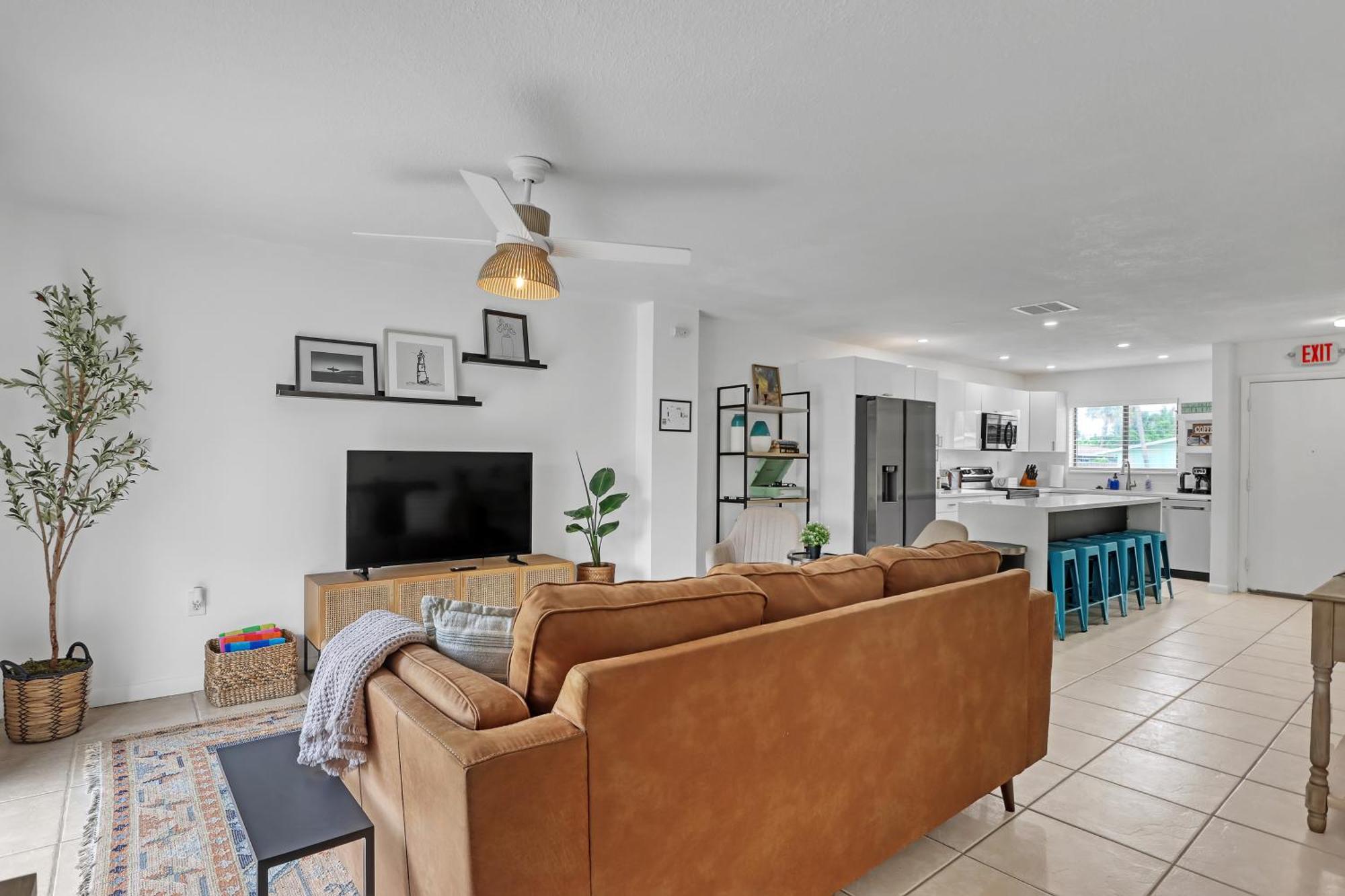 Spacious Townhome 5 Mins Walk To Holiday home Cocoa Beach