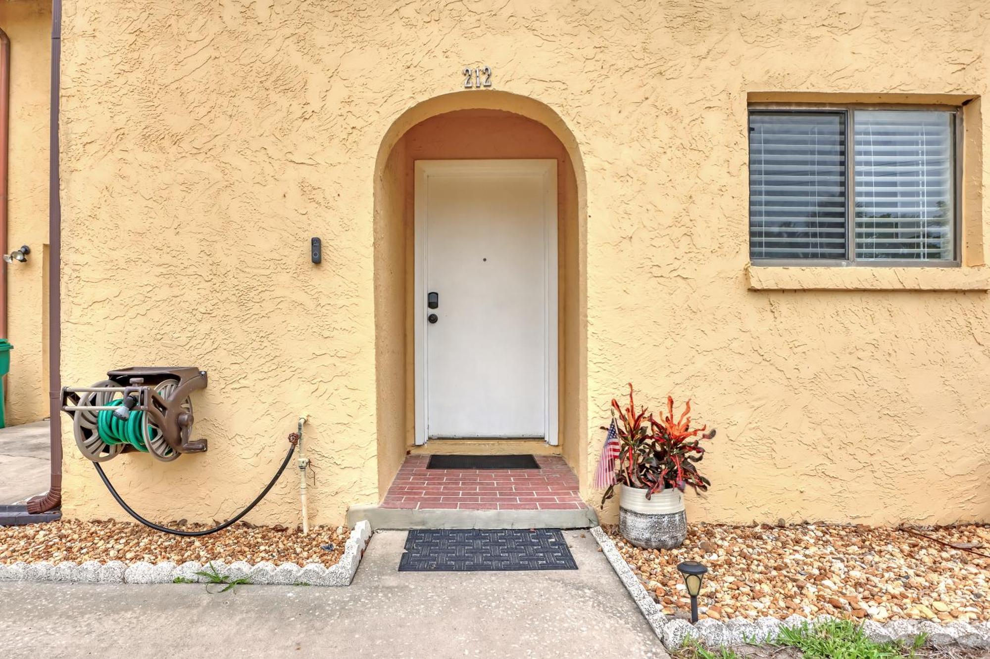 Spacious Townhome 5 Mins Walk To *