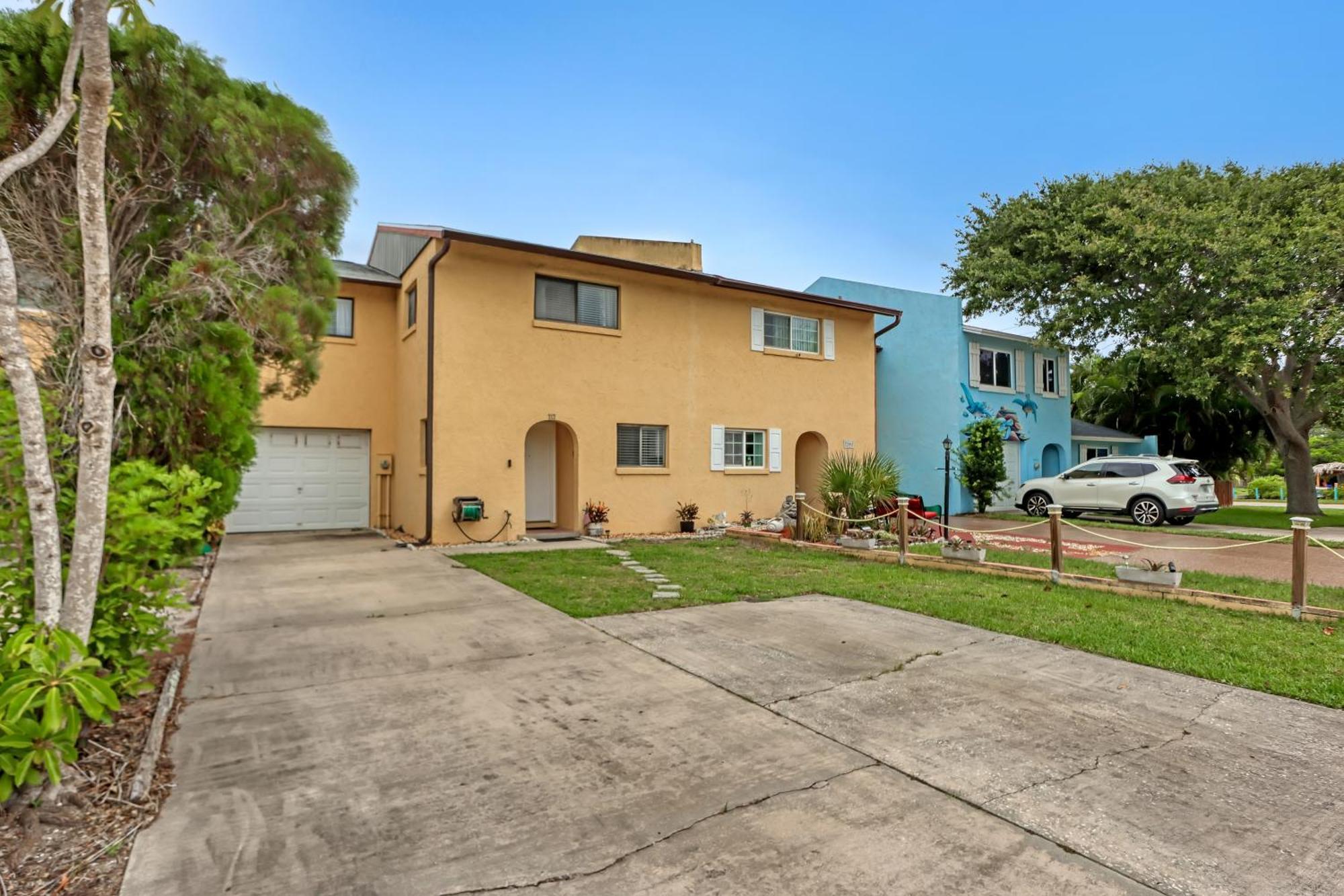 Spacious Townhome 5 Mins Walk To * Cocoa Beach