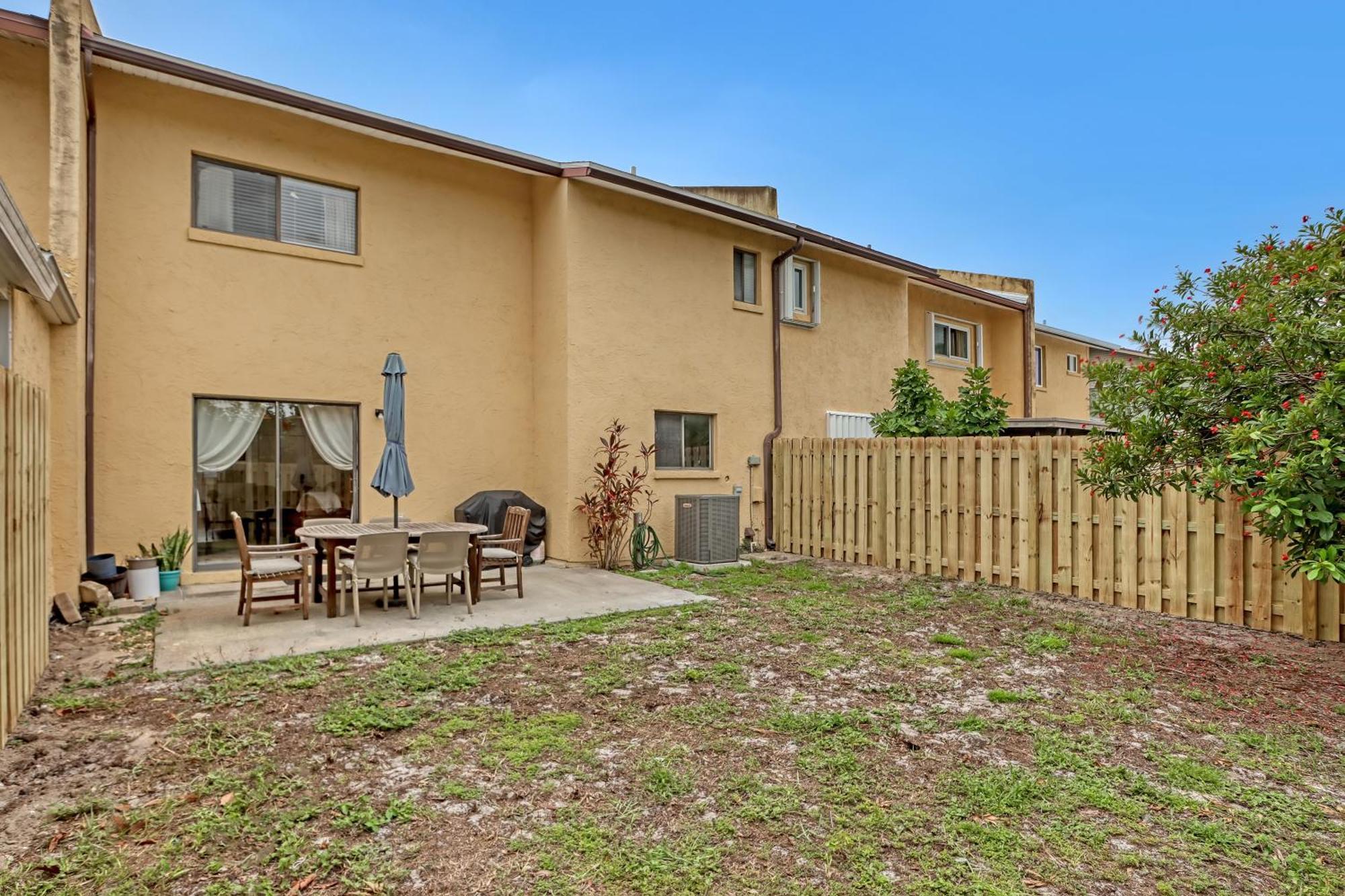 Spacious Townhome 5 Mins Walk To Holiday home Cocoa Beach