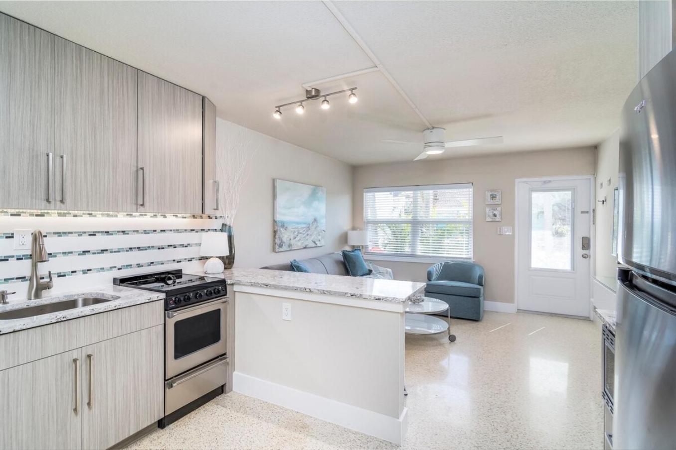 Boutique Vacation Complex At Beach Apartment