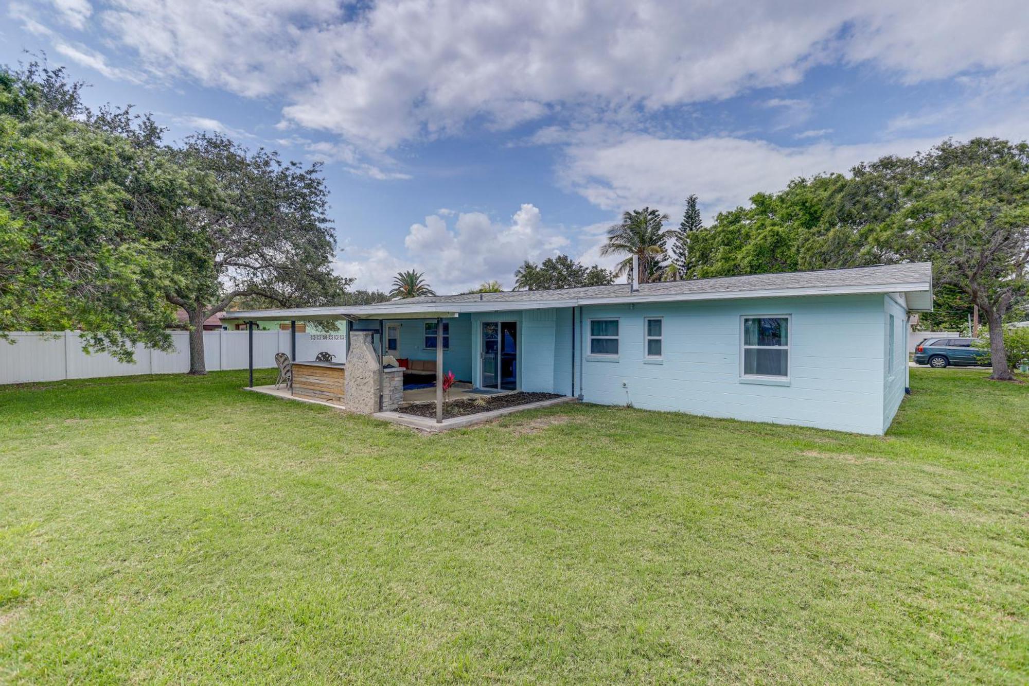 Holiday home Pet-friendly Cocoa Walk To Beach!