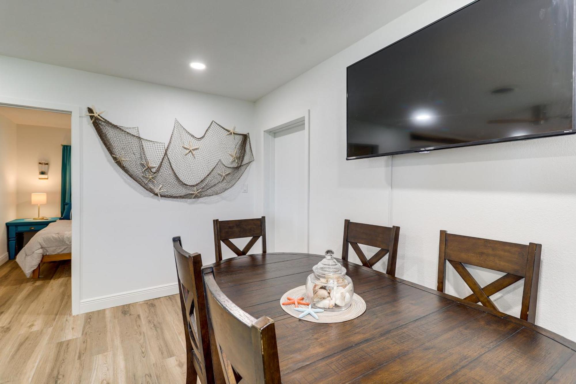 Pet-friendly Cocoa Walk To Beach! Holiday home Cocoa Beach