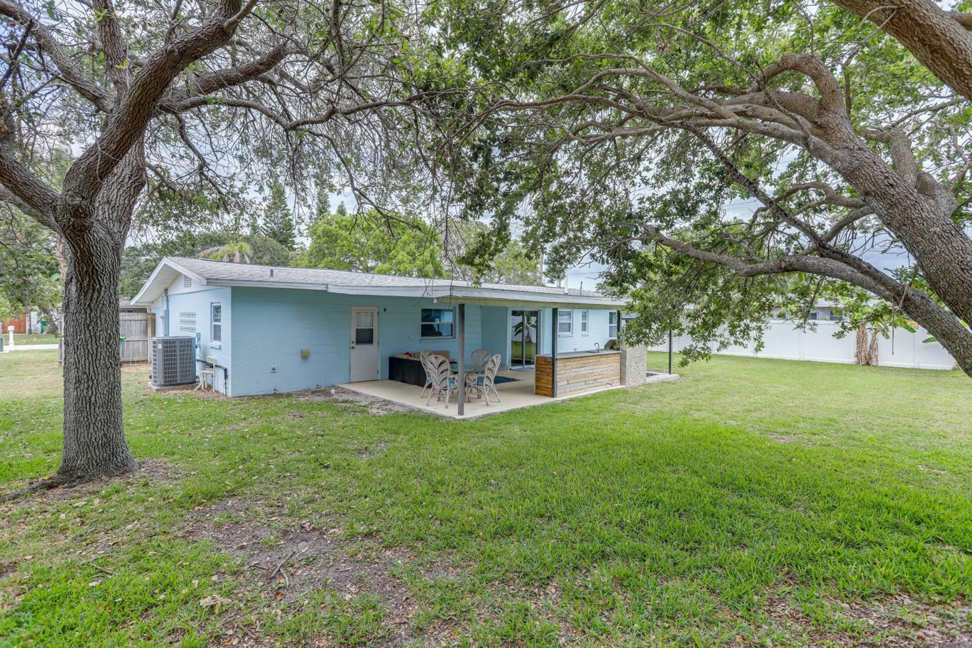 Holiday home Pet-friendly Cocoa Walk To Beach!