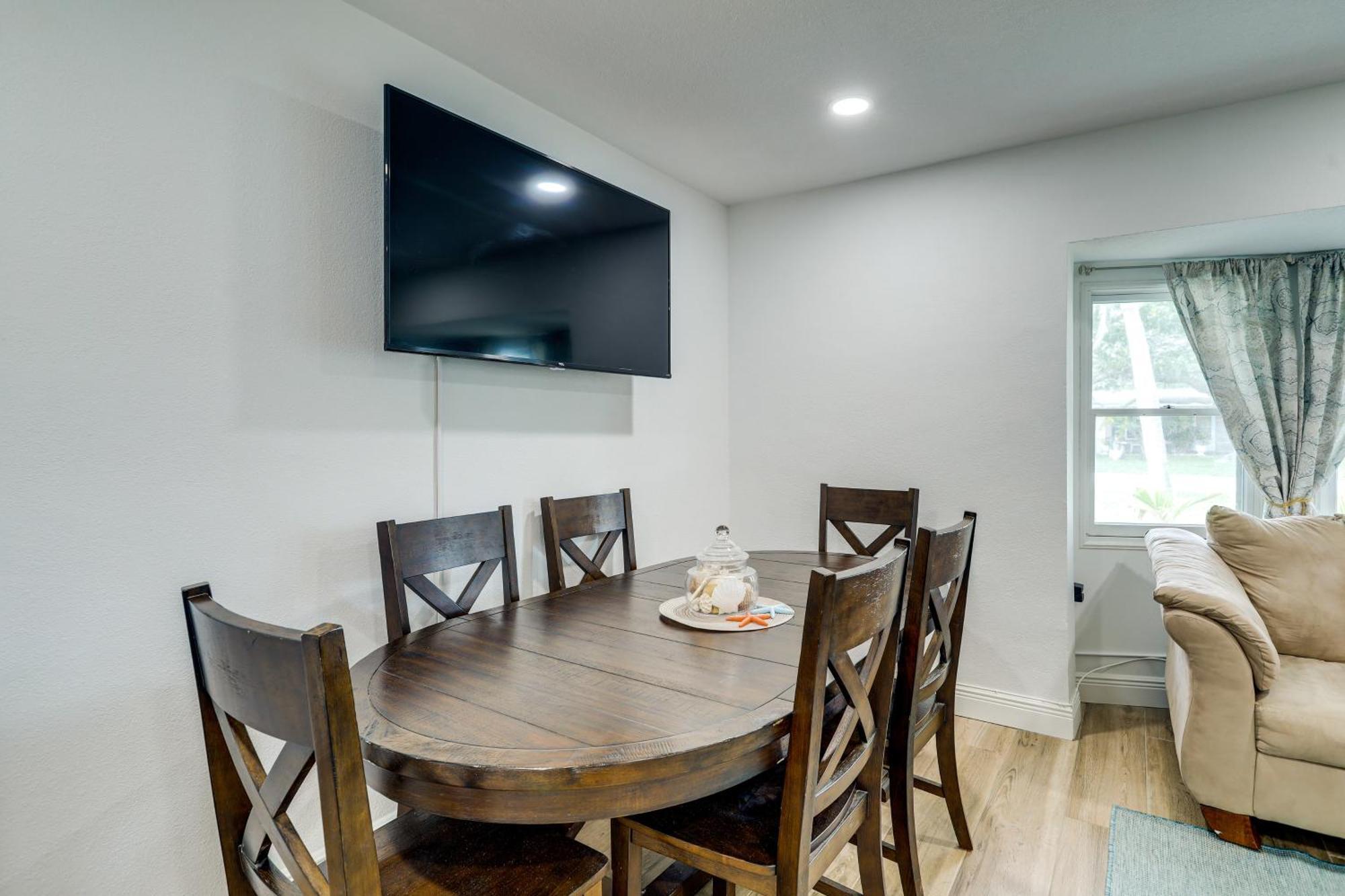 Pet-friendly Cocoa Walk To Beach! Holiday home