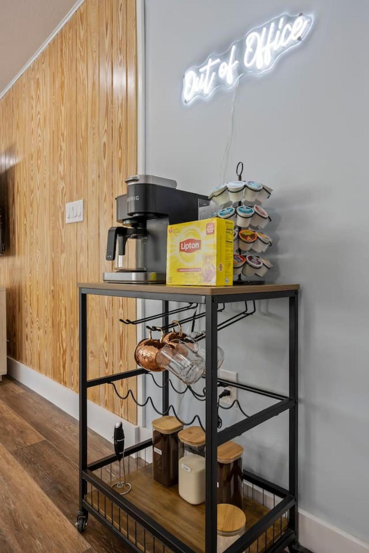 Apartment The Shark Tank Cocoa - Coastal Modern, Downtown, 5-min Walk To Beach, Shops & Bars *
