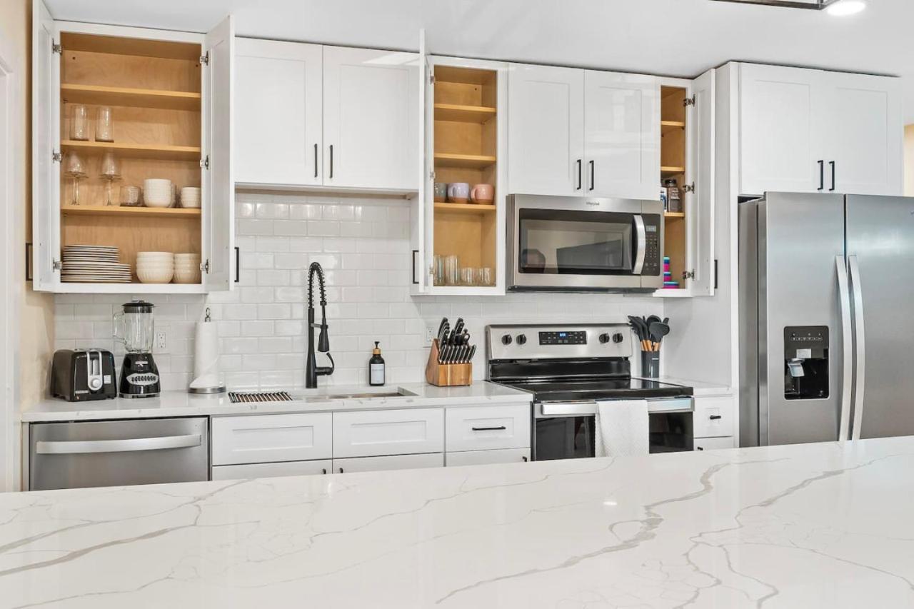 The Shark Tank Cocoa - Coastal Modern, Downtown, 5-min Walk To Beach, Shops & Bars Apartment Cocoa Beach