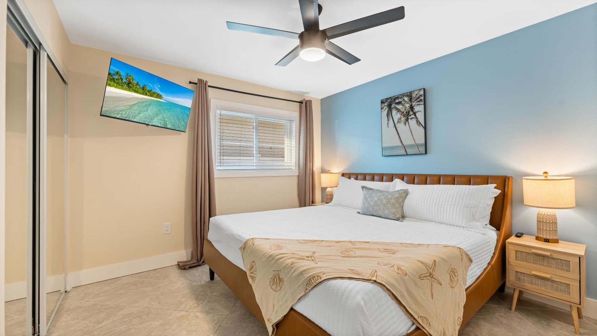 The Shark Tank Cocoa - 2 Units, Steps To Beach, Shops & Bars, Great For Group Apartment Cocoa Beach