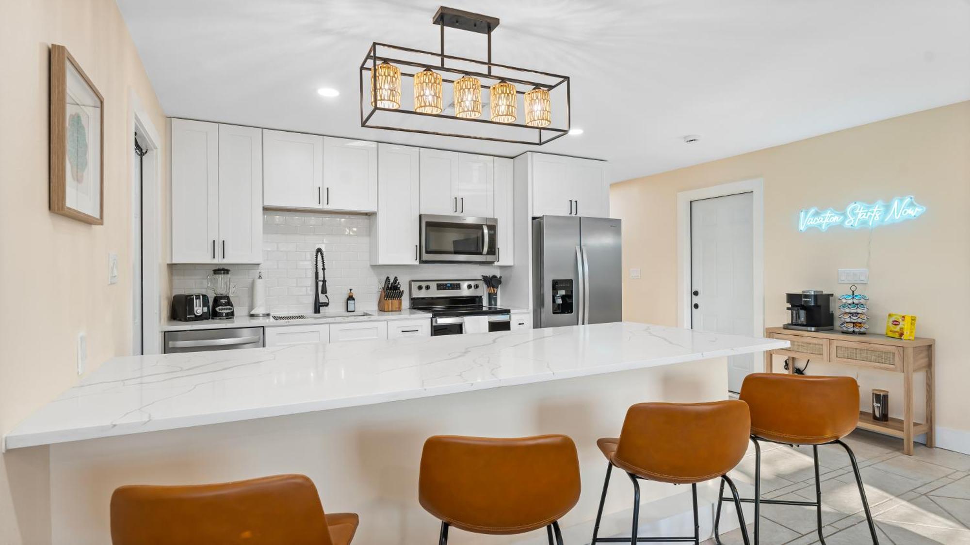The Shark Tank Cocoa - 2 Units, Steps To Beach, Shops & Bars, Great For Group Apartment Cocoa Beach