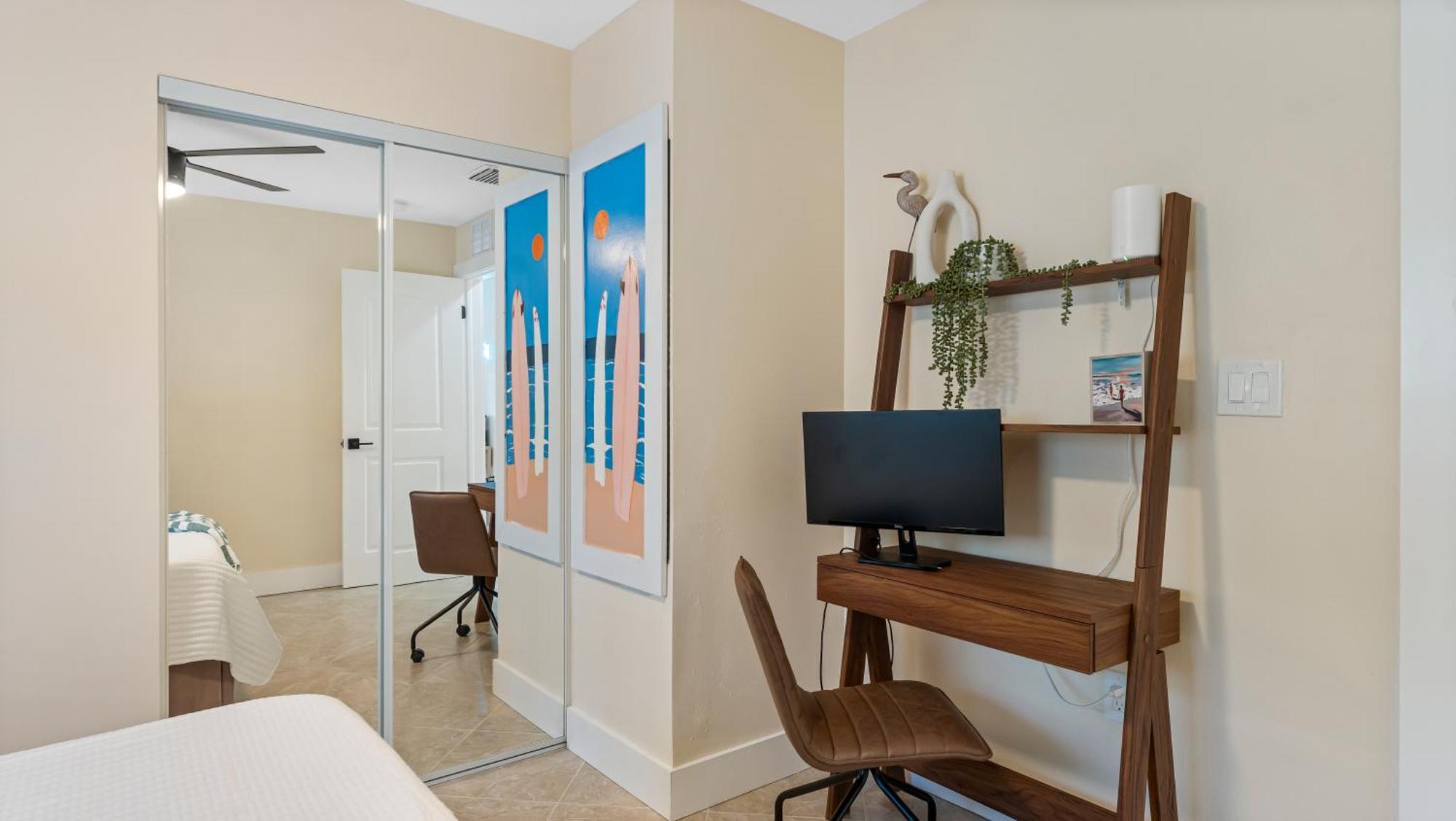 Apartment The Shark Tank Cocoa - 2 Units, Steps To Beach, Shops & Bars, Great For Group Cocoa Beach
