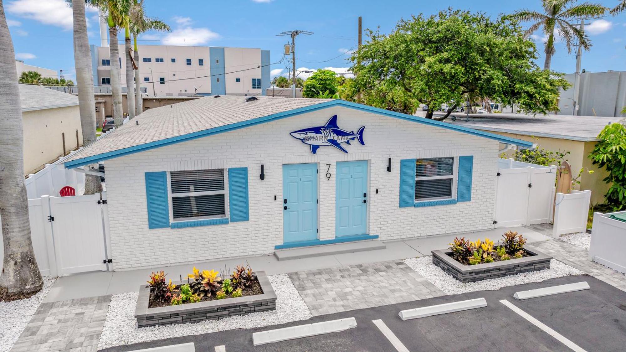 The Shark Tank Cocoa - 2 Units, Steps To Beach, Shops & Bars, Great For Group Apartment *