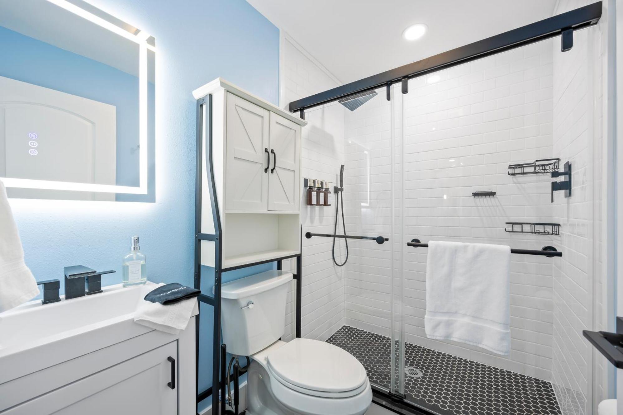 The Shark Tank Cocoa - Coastal Modern, Downtown, 5-min Walk To Beach, Shops & Bars Apartment Cocoa Beach