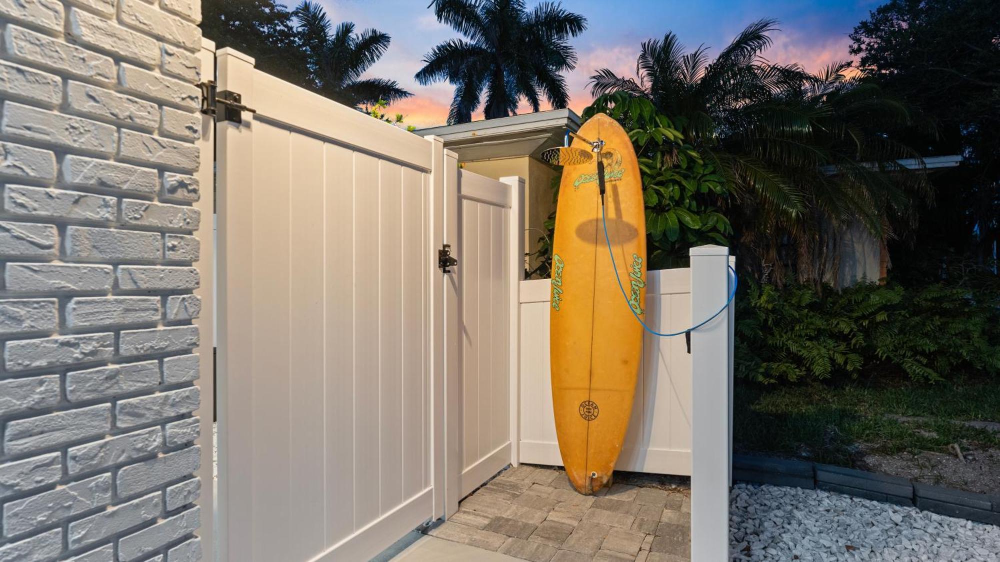 The Shark Tank Cocoa - Coastal Modern, Downtown, 5-min Walk To Beach, Shops & Bars