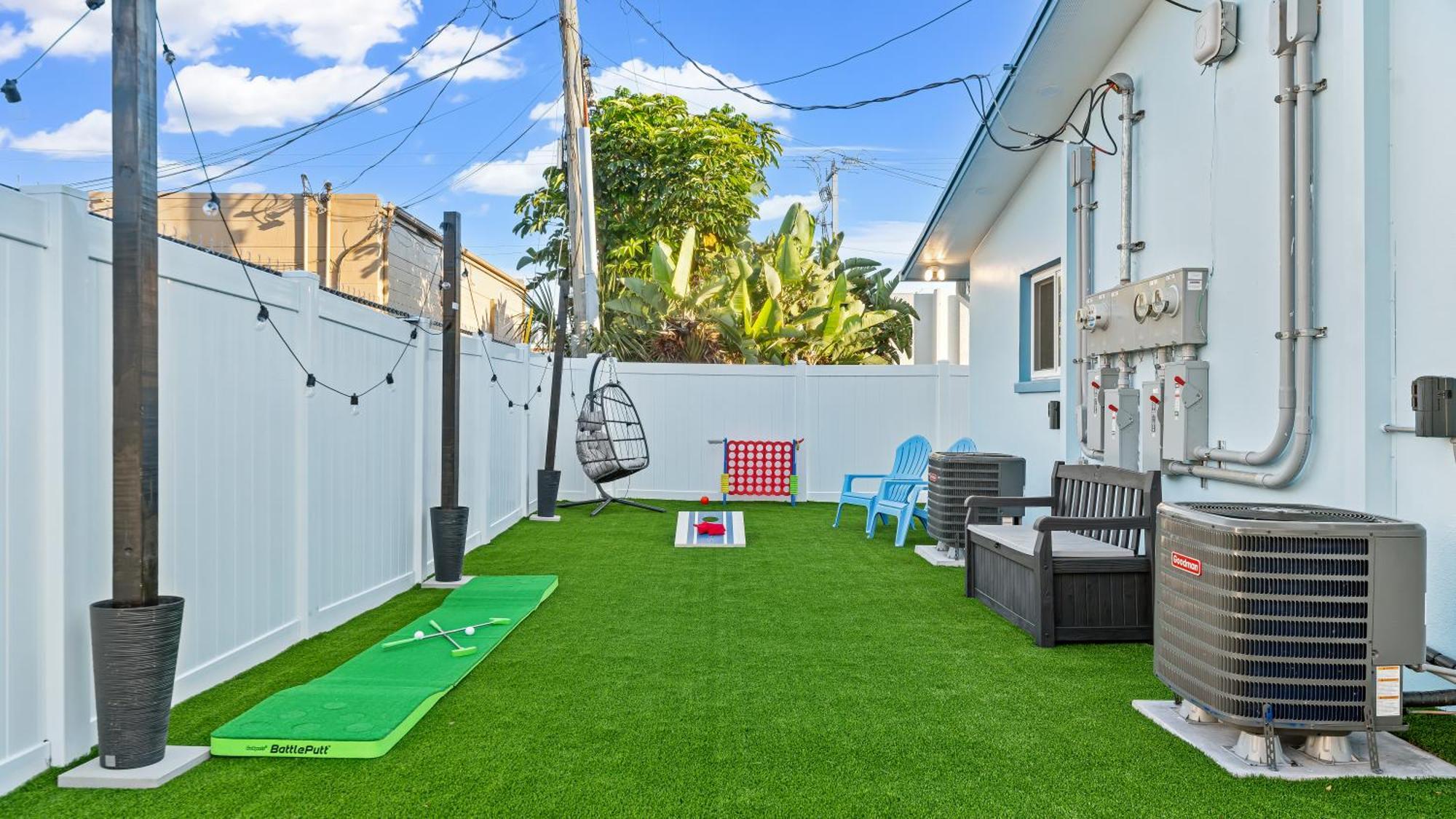 The Shark Tank Cocoa - Coastal Modern, Downtown, 5-min Walk To Beach, Shops & Bars Apartment