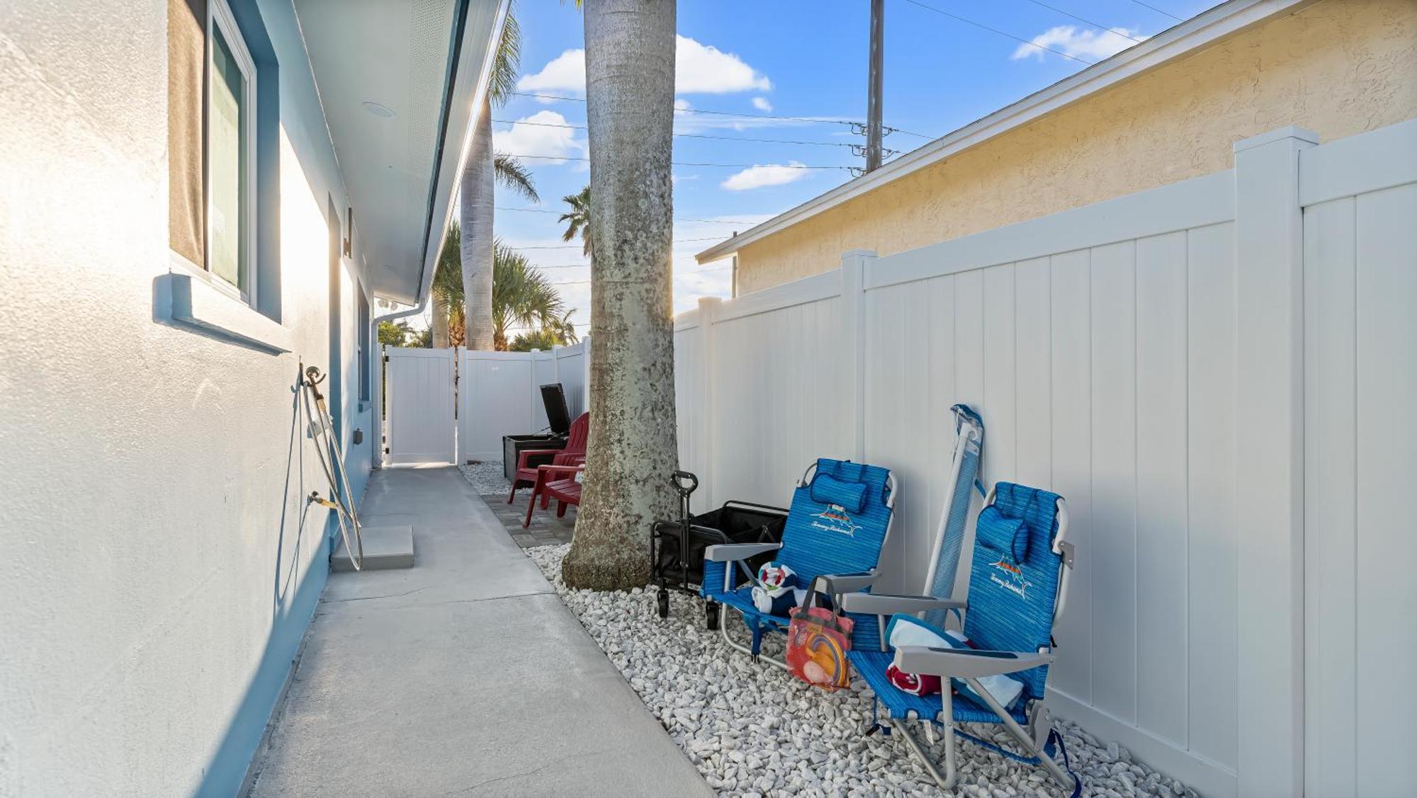 Apartment The Shark Tank Cocoa - Coastal Modern, Downtown, 5-min Walk To Beach, Shops & Bars