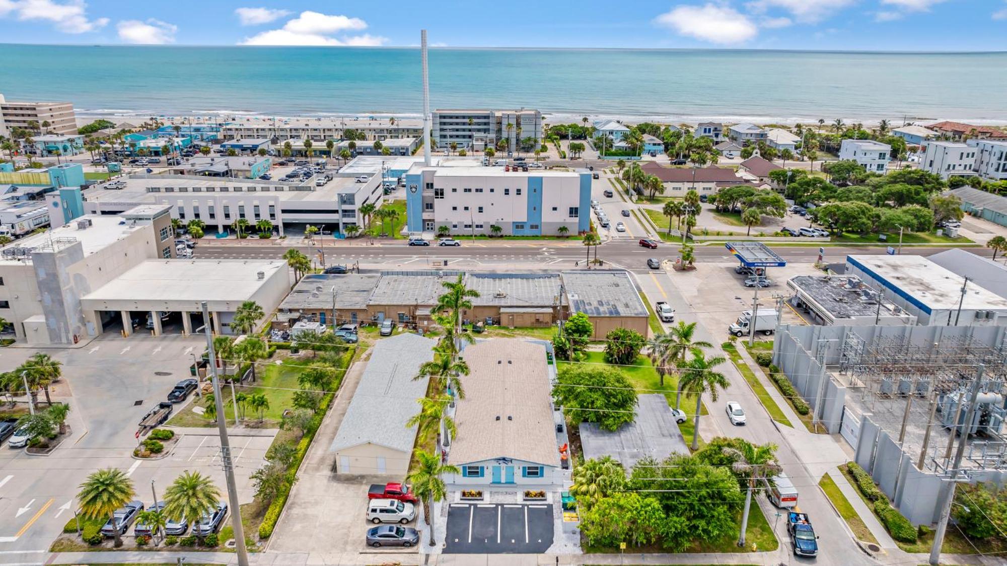 The Shark Tank Cocoa - Coastal Modern, Downtown, 5-min Walk To Beach, Shops & Bars Apartment
