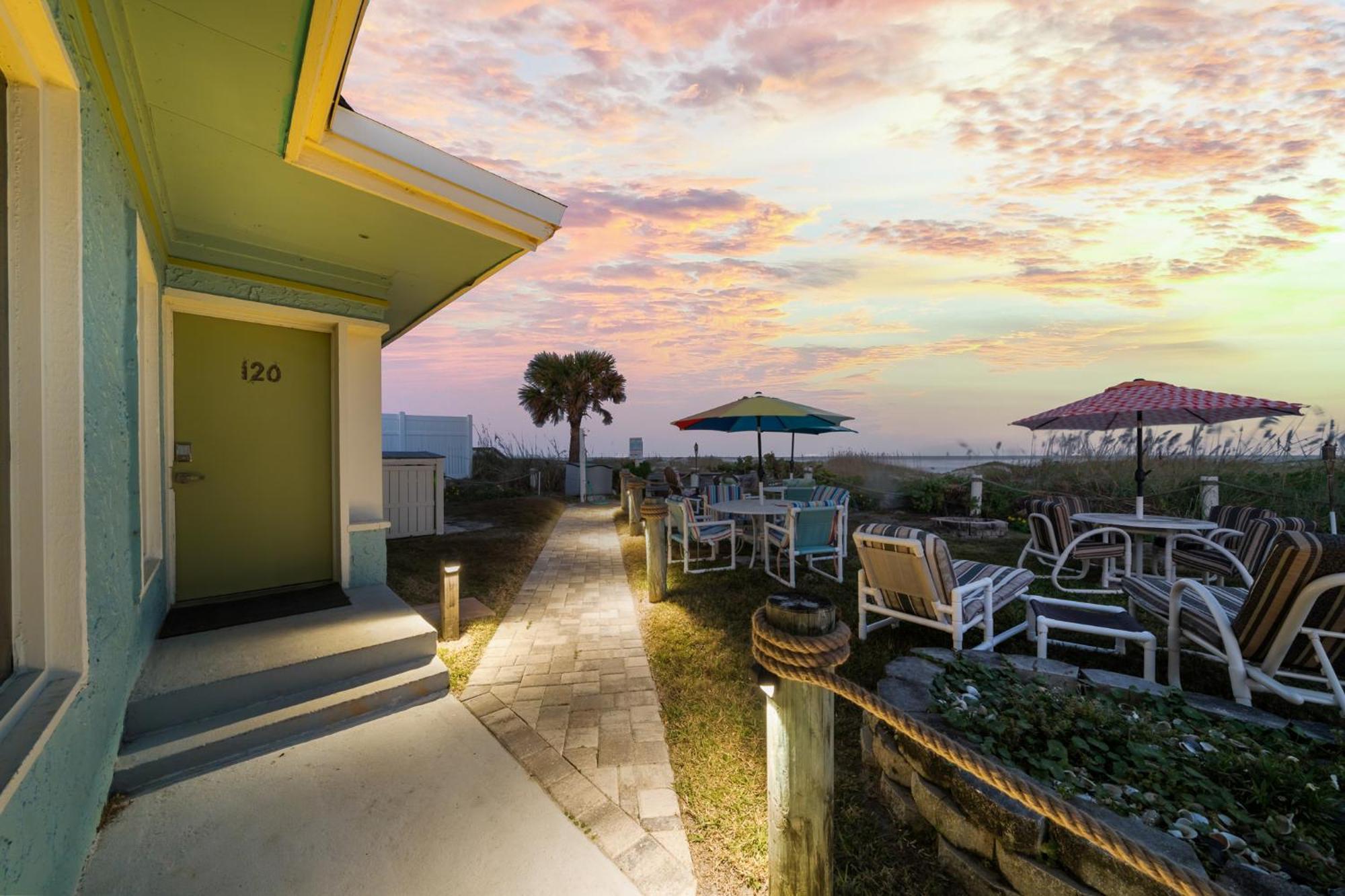 Unit 113 - Oceanfront Unit -2br1ba Heated Pool! Holiday home *