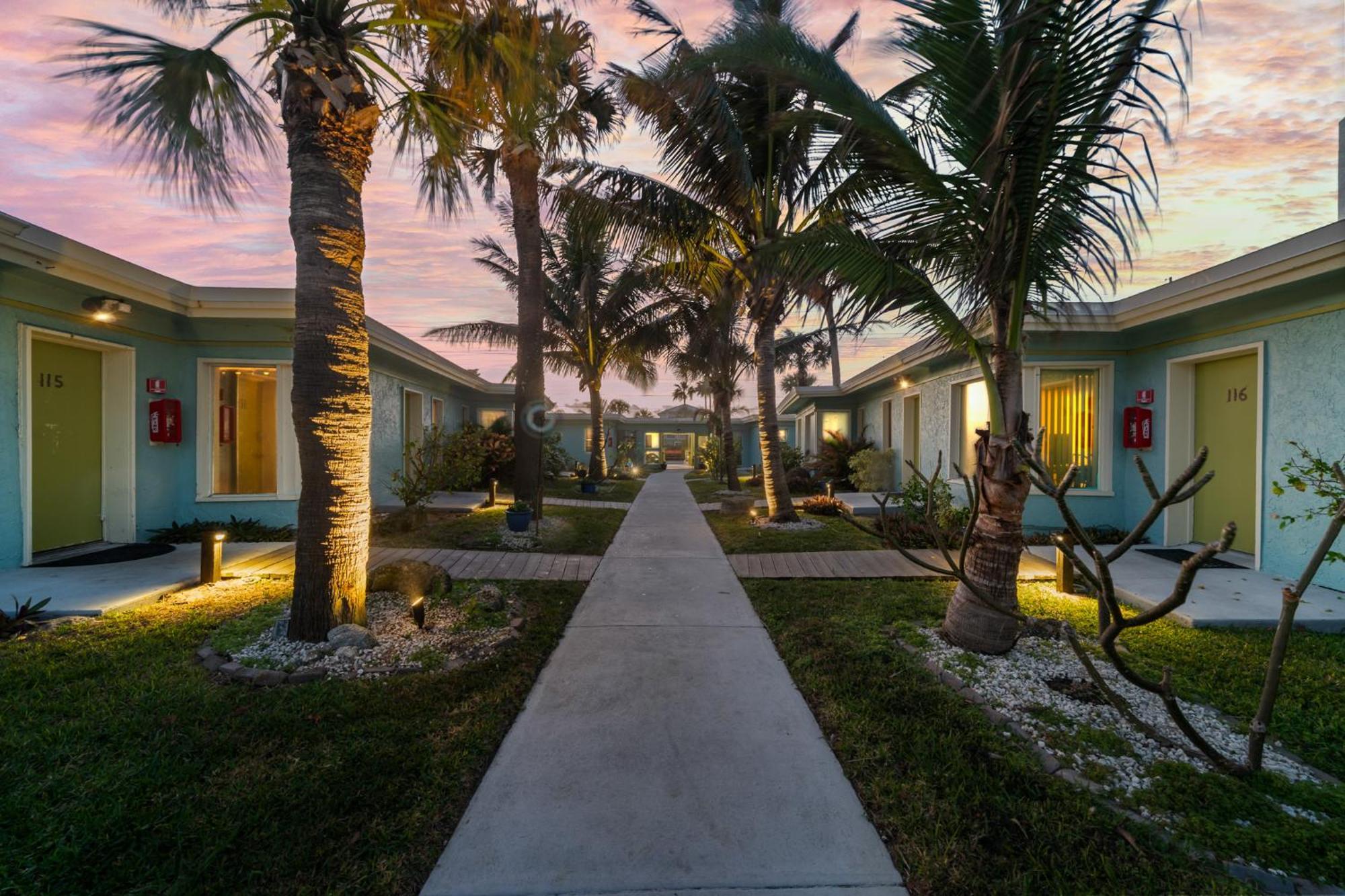 Unit 112 Courtyard In Oceanfront Complex Holiday home Cocoa Beach