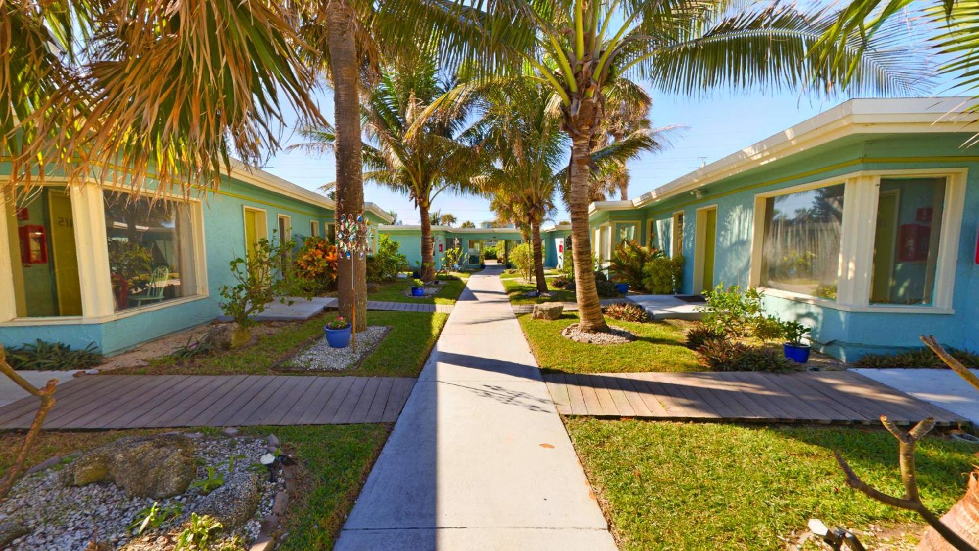 Unit 112 Courtyard In Oceanfront Complex *