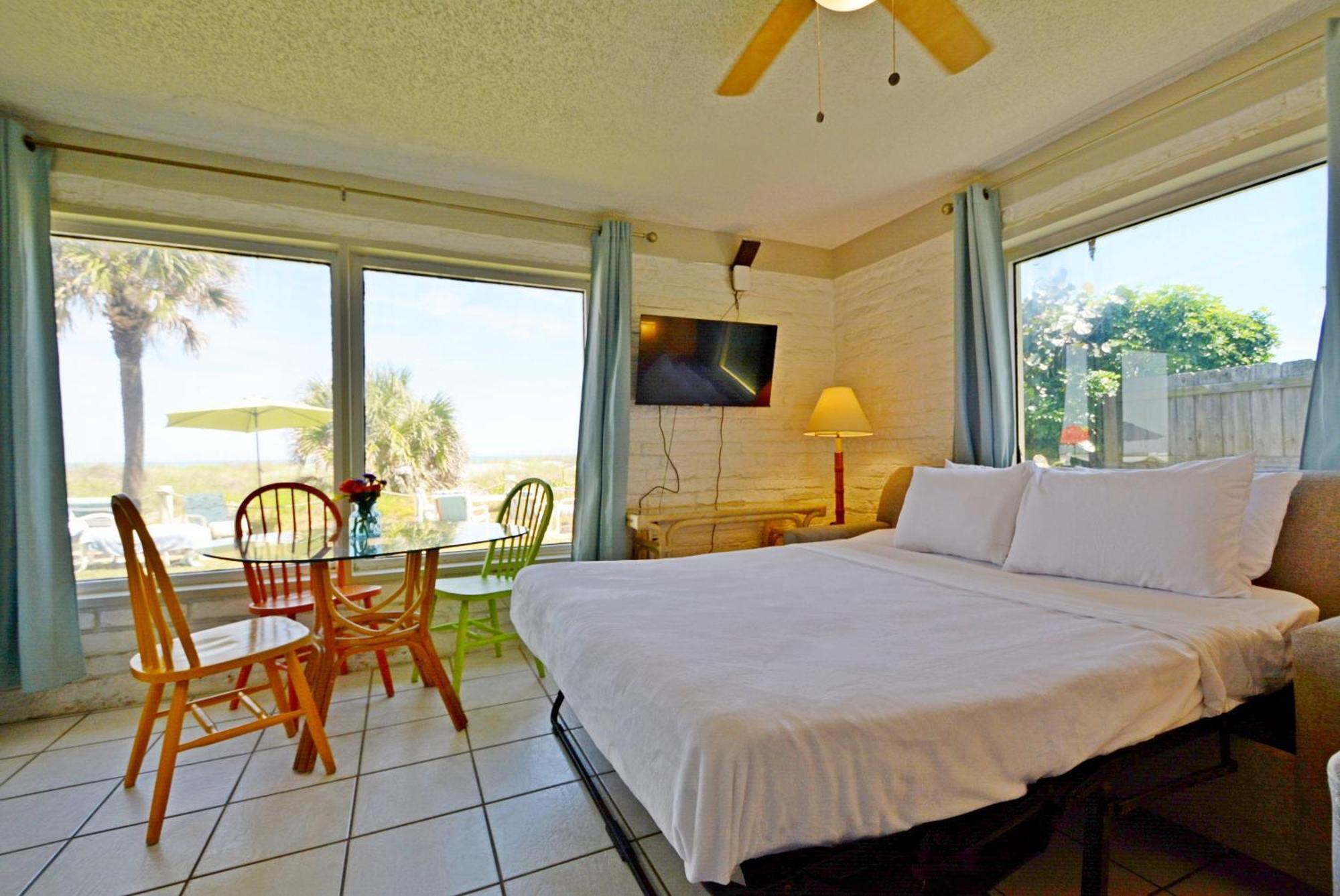 Holiday home Unit 119 Direct Oceanfront Views 2br Heated Pool *