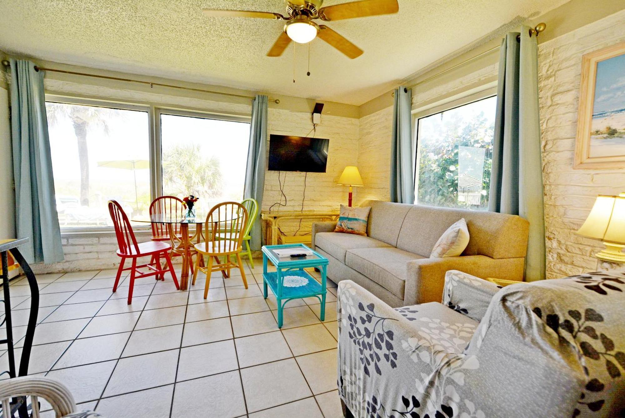 Holiday home Unit 119 Direct Oceanfront Views 2br Heated Pool