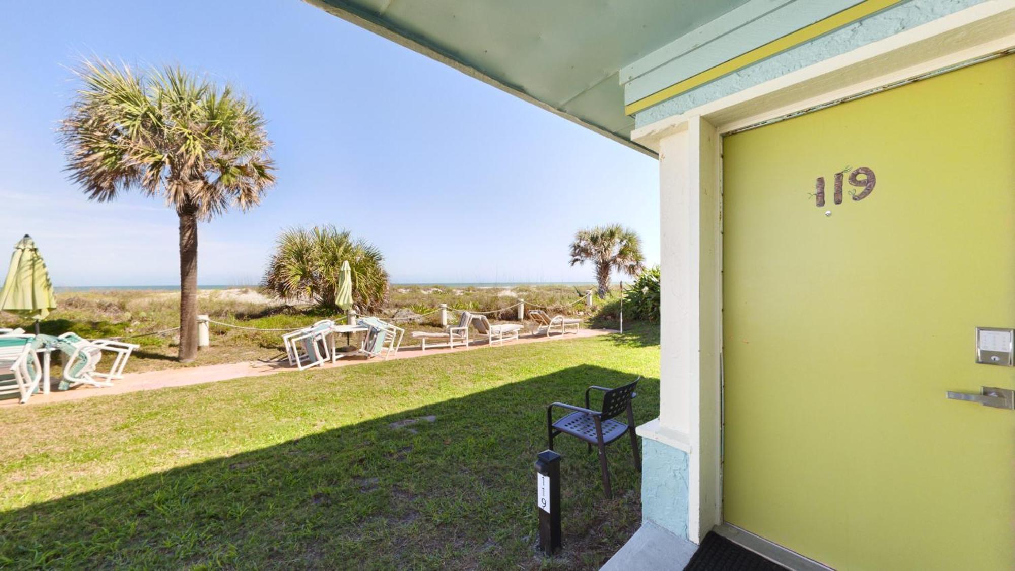 Holiday home Unit 119 Direct Oceanfront Views 2br Heated Pool *