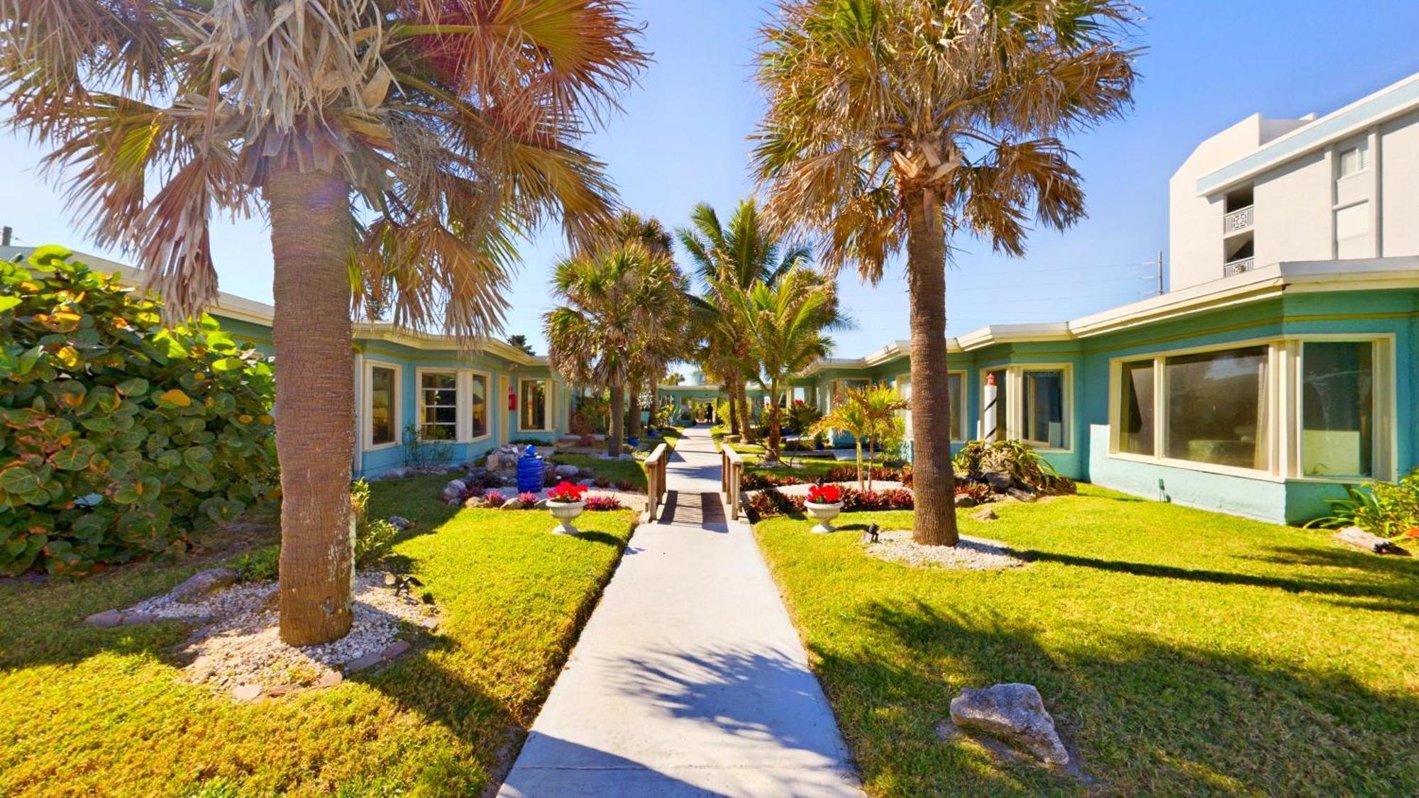 Holiday home Unit 119 Direct Oceanfront Views 2br Heated Pool
